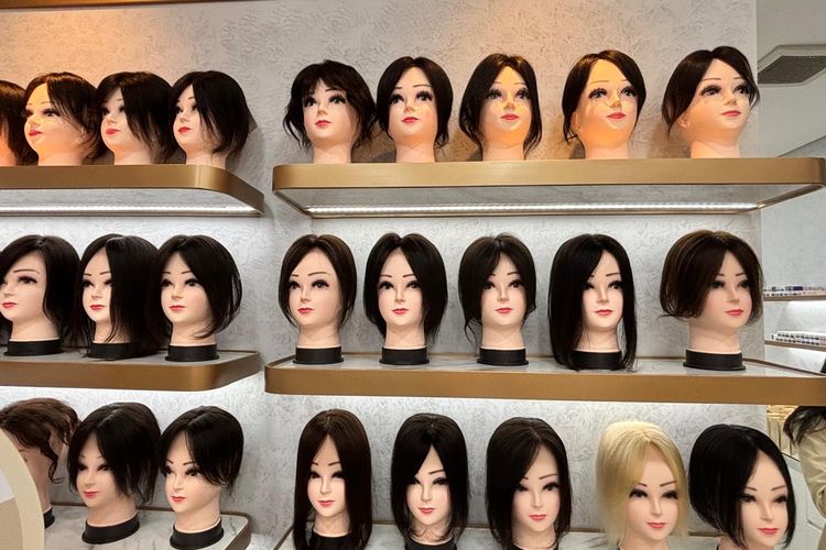 Pilihan wig rambut dengan berbagai model yang terbuat dari 100 persen rambut manusia di salon Beauty Crown Jakarta.