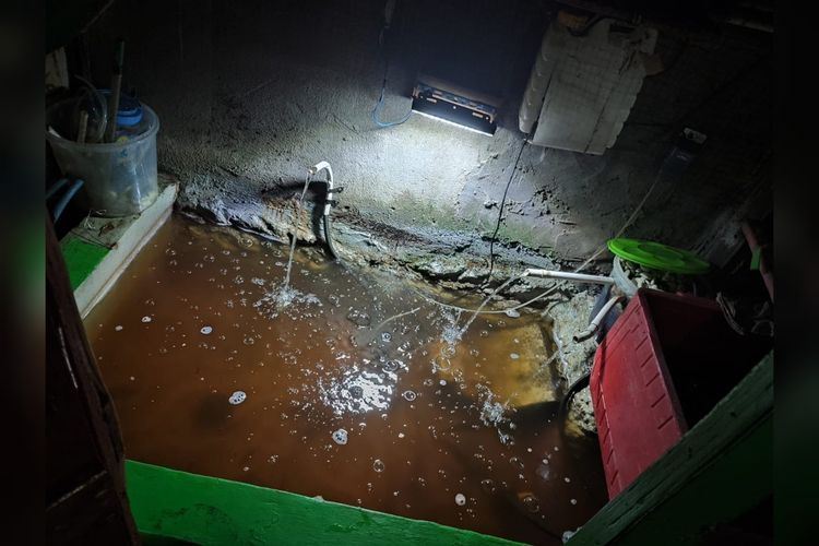 Kolam ikan tempat ditemukannya bayi perempuan berusia 5 bulan yang tewas tenggelam di kediamannya di kawasan Kecamatan Panakkukang, Kota Makassar, Sulawesi Selatan (Sulsel), Senin (22/5/2023)