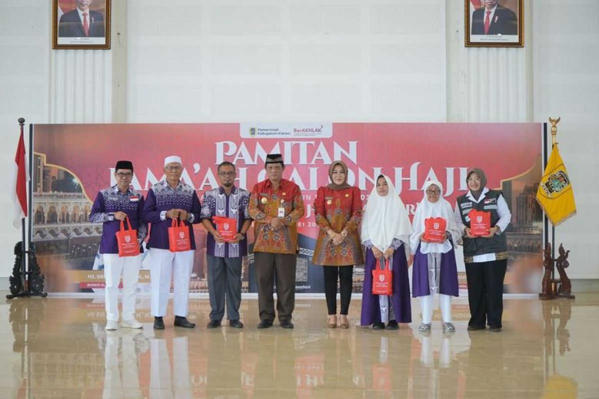 Bupati Klaten Sri Mulyani bersama Wakil Bupati Klaten Yoga Hardaya menyerahkan bekal kepada perwakilan KBIH dari 1.155 calon haji dan perwakilan petugas haji di Grha Bung Karno, Klaten, Jawa Tengah, Rabu (29/5/2024) 