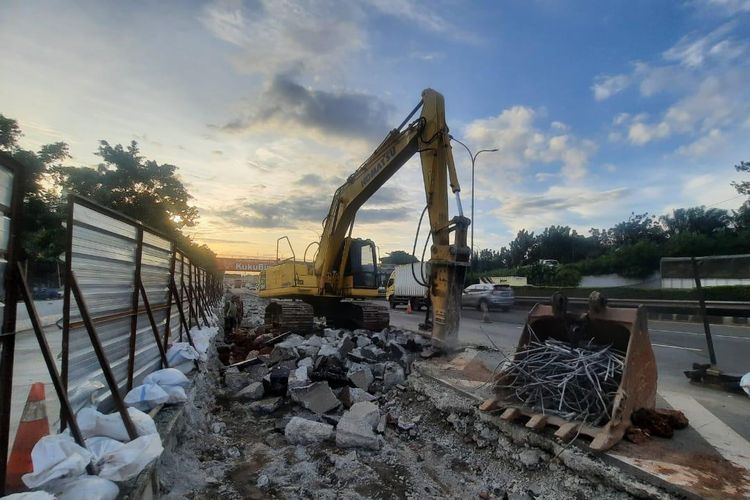 PT Hutama Karya (Persero) (Hutama Karya) selaku pengelola Tol JORR Seksi
S (JORR-S) melakukan peningkatan kualitas jalan rekonstruksi rigid yang akan dilaksanakan
di exit Gerbang Tol (GT) Fatmawati Jalur B mulai esok, Senin (13/03) hingga Senin (10/04).