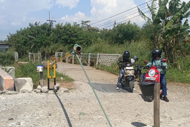 Warga Waswas Melintas di Pelintasan Kereta Cileunyi-Rancaekek, Palang Pintu Masih Tarik Tali