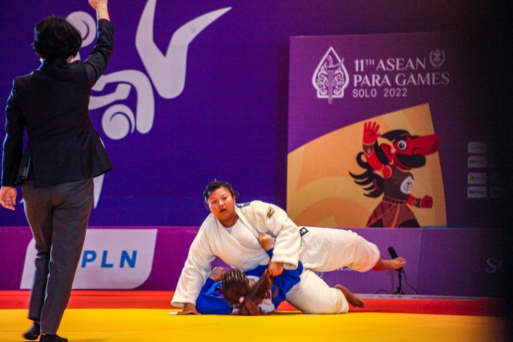 Atlet blind judo Indonesia, Balgis Mega Maghfira (putih), mengalahkan lawannya asal Filipina, Russsell Cundangan, pada ajang ASEAN Para Games 2022 kelas +57 kg di Convention Hall Tirtonadi, Rabu (3/8/2022).