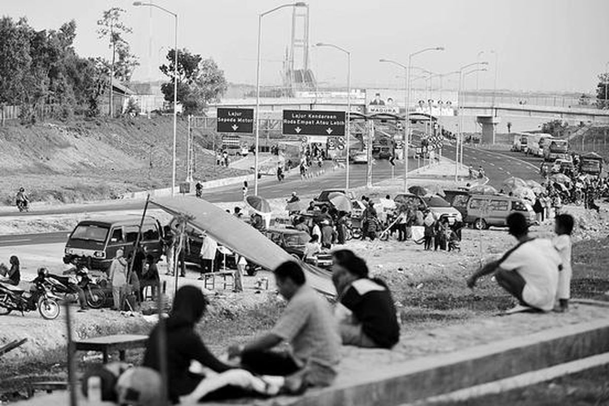 Kawasan di sekitar pintu tol Jembatan Suramadu di Desa Sukolilo, Kecamatan Labang, Kabupaten Bangkalan, Jawa Timur, kini diramaikan oleh ratusan pedagang kaki lima yang memanfaatkan banyaknya pengguna jalan yang beristirahat, Rabu (24/6).