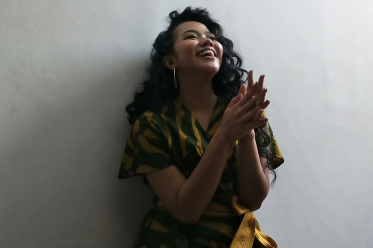 Yura Yunita menjalani sesi pemotretan dalam jumpa pers peluncuran klip video Harus Bahagia di Kopi Nalar Kafe, Kebayoran, Jakarta Selatan, Selasa (3/4/2018).