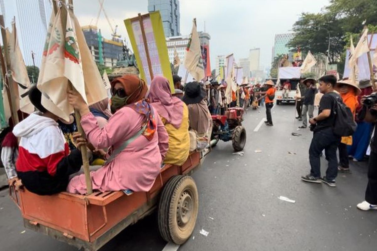 Massa Demo Hari Tani di Patung Arjuna Bergerak ke Gedung DPR untuk Lanjutkan Aksi