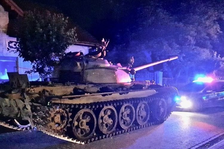 Tank T-55 era Uni Soviet yang dikemudikan pria mabuk berada di jalanan kota Pajeczno, Polandia.