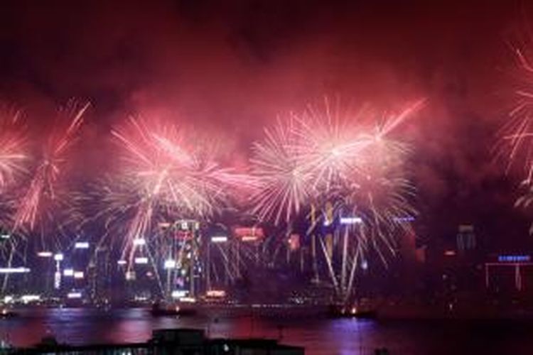 Kemeriahan pesta kembang api di Victoria Harbour, Hong Kong, Sabtu (1/2/2014). Pesta kembang api merupakan bagian dari rangkaian acara dalam menyambut tahun baru imlek di Hong Kong.