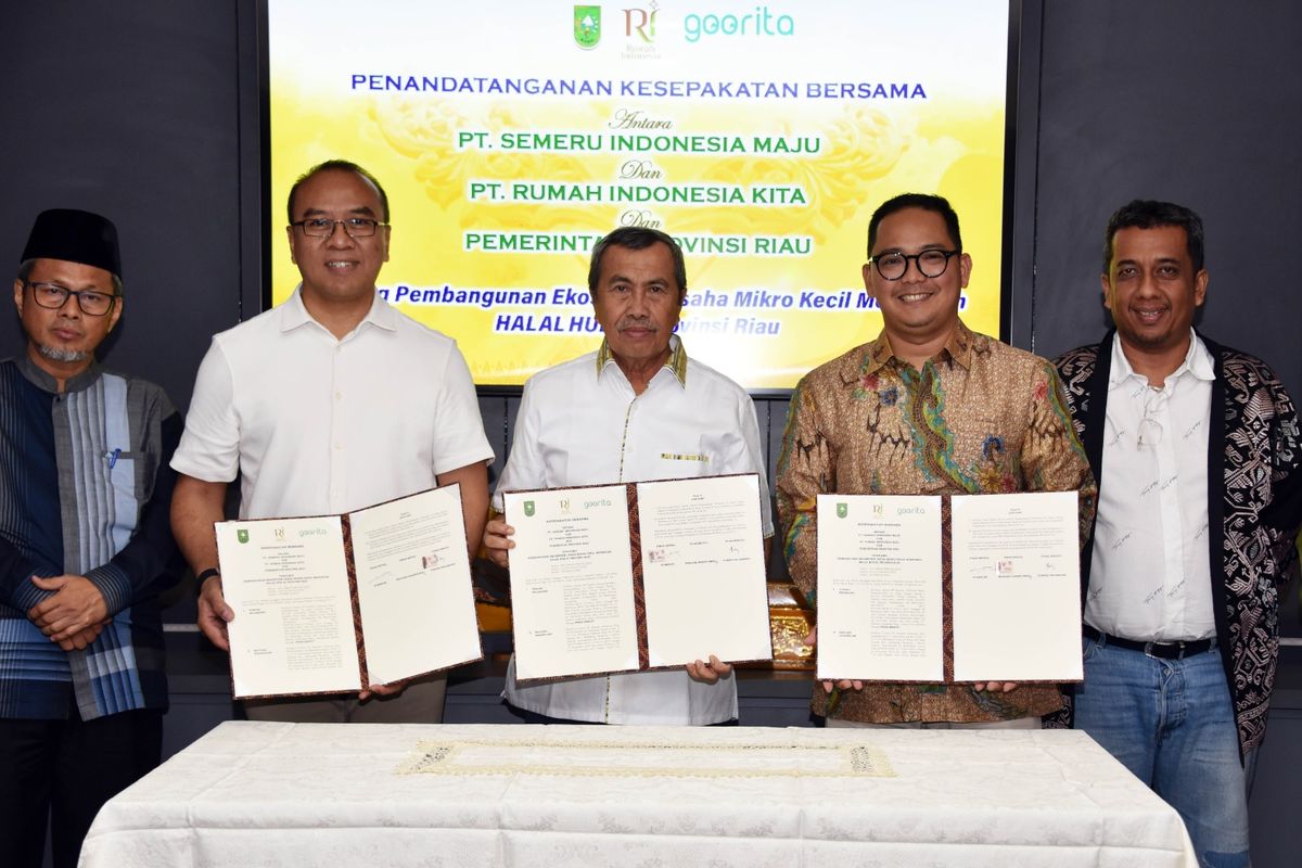 Gubernur Riau Syamsuar melakukan penandatanganan nota kesepahaman atau memorandum of understanding (MoU) untuk pembangunan dan pengembangan UMKM Halal Hub dengan Direktur Utama (Dirut) PT Semeru Indonesia Maju Yuwono Wicaksono, dan Dirut PT Rumah Indonesia Kita Maulana Hasanuddin di Badan Penghubung Provinsi Riau, Jakarta (10/10/2023). 