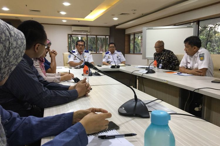 Suasana pertemuan antara komunitas KRL Mania dengan Direktorat Jenderal Perkeretaapian di gedung Kementerian Perhubungan, Jakarta Pusat, Kamis (5/4/2018). Pertemuan membahas tentang solusi membludaknya penumpang lintas Tangerang-Duri sebagai dampak dari frekuensi perjalanan kereta Bandara Soekarno-Hatta yang ditambah.