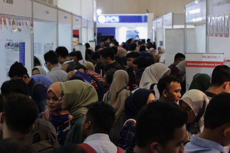 Suasana Mega Career Expo 2020 yang dipadati oleh para pencari kerja di Smesco Indonesia, Pancoran, Jakarta Selatan, Rabu (26/2/2020). Terdapat 80 perusahaan nasional dan multinasional yang menyediakan lowongan bagi para pencari kerja.
