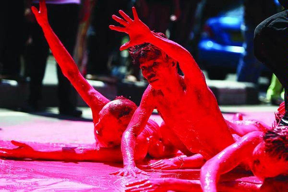 Para aktivis melakukan aksi teatrikal saat memperingati tragedi 27 Juli 1996 di depan kantor DPP PDI yang lama di Jalan Diponegoro 58, Menteng, Jakarta, Senin (27/7). Mereka meminta kepada siapa pun presiden terpilih agar menuntaskan kasus 27 Juli yang selama 13 tahun ini belum juga terungkap