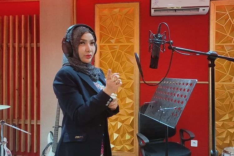 Artis Roro Fitria berusaha bangkit dari keterpurukannya setelah melewati proses perceraian dengan merilis lagu Higher.