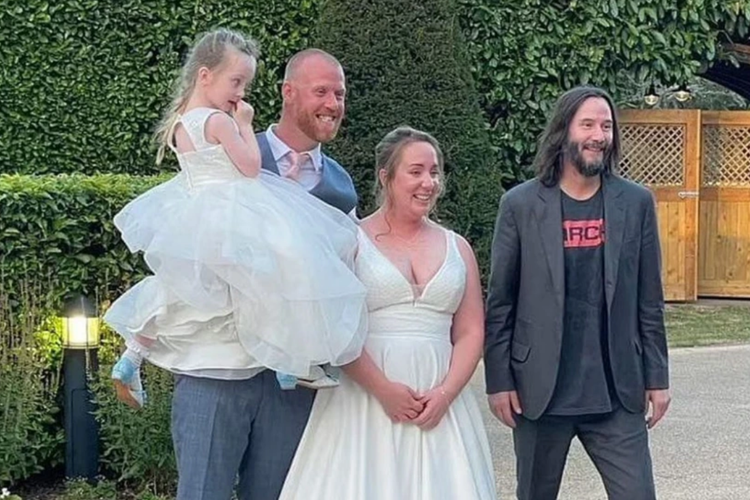 Keanu Reeves memberikan kejutan istimewa pada pasangan pengantin asal Inggris dengan hadir dalam pesta pernikahannya