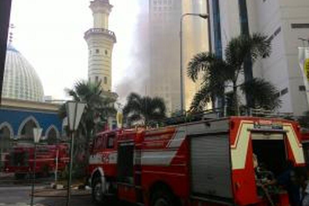 Gedung Direktorat Jenderal Pajak Jalan Gatot Subroto, Jakarta Selatan terbakar pada Jumat (31/7/3015). Kebakaran berasal dari ruang genset yang berada di lantai basement 2 gedung tersebut.