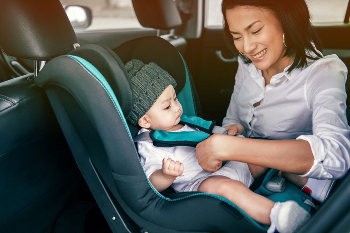 Ilustrasi memberikan car seat sebagai kado untuk bayi.