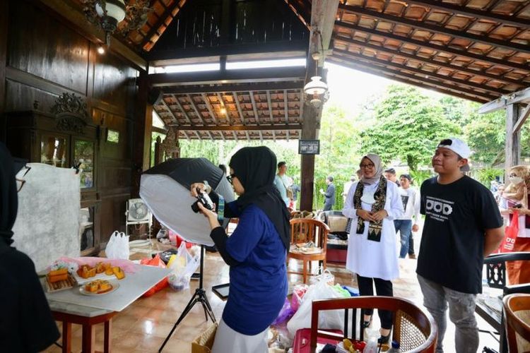 Denny Caknan menyaksikan  pengambilan foto dan video produk UMKM yang difasilitasi secara gratis oleh Pemkab Banyuwangi di Pendopo Banyuwangi, Sabtu (19/11/2022). 