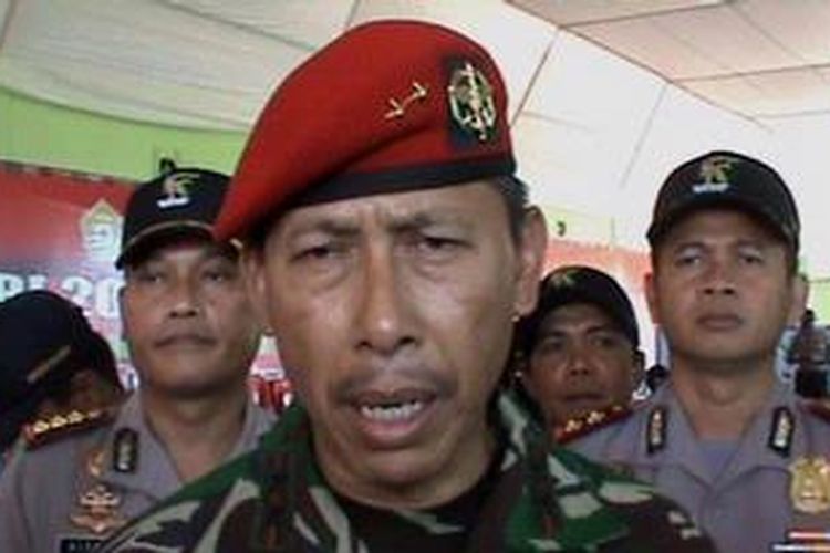 Mayjen TNI Agus Sutomo didampingi Wakapolda Sulawesi Tenggara dan Kapolres Kolaka memberikan keterangan pada Kompas.com.