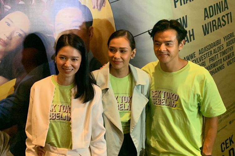 (Dari kanan ke kiri) Dion Wiyoko, Adinia Wirasti, dan Laura Basuki saat hadir di acara press screening film Cek Toko Sebelah 2 di kawasan Epicentrum, Jakarta Selatan, Senin (19/12/2022).