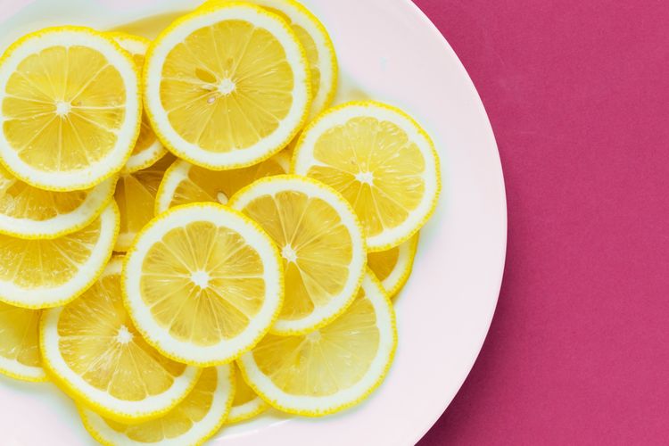 cara membersihkan kamar mandi dengan lemon