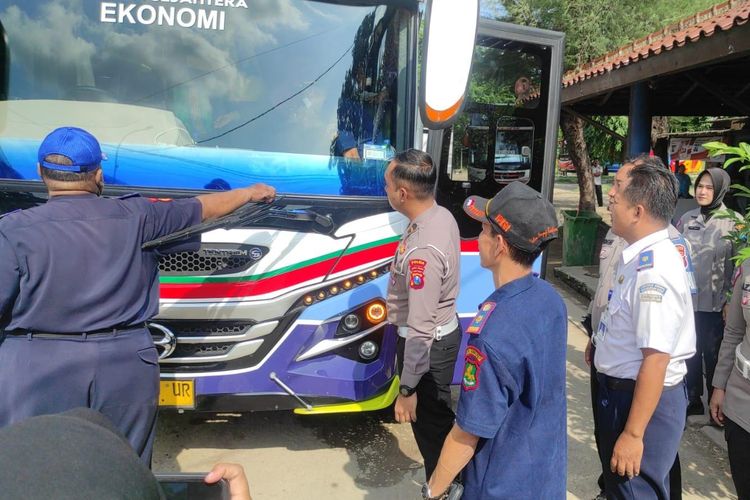 Satuan Pelayanan Terminal Tipe A Arya Wiraraja Sumenep, Jawa Timur, menambah armada bus yang beroperasi jelang bulan Suci Ramadhan 2024, Jumat (8/3/2024). 