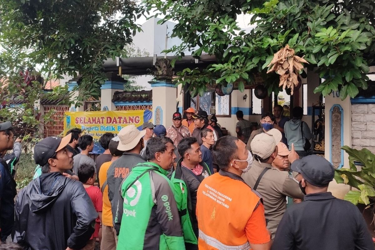 Kebakaran yang melanda sekolah luar biasa (SLB) di Jalan H. Salim RT 06 RW 06, Bintaro, Pesanggrahan, Jakarta Selatan, Sabtu (10/9/2022) siang, mengundang perhatian warga sekitar.