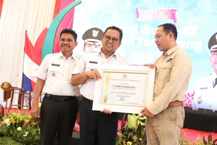 Wali Kota Tangerang Arief R Wismansyah mendapatkan gelar ?Bapak Pelayanan Publik?.