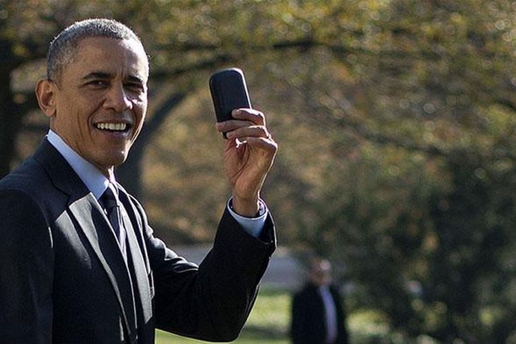Presiden AS Barrack Obama menunjukkan smartphone BlackBerry miliknya yang sempat tertinggal di Gedung Putih
