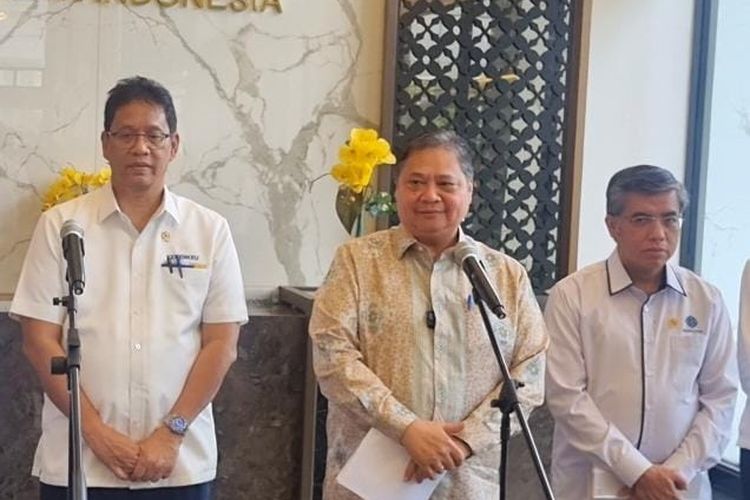 Menteri Keuangan Purbaya Yudhi Sadewa, Menteri Koordinator Bidang Perekonomian Airlangga Hartarti, dan Menteri Ketenagakerjaan Yassierli saat konferensi pers terkait Finalisasi Paket Ekonomi dan Penyerapan Tenaga Kerja di kantornya, Jakarta, Senin (22/9/2025).