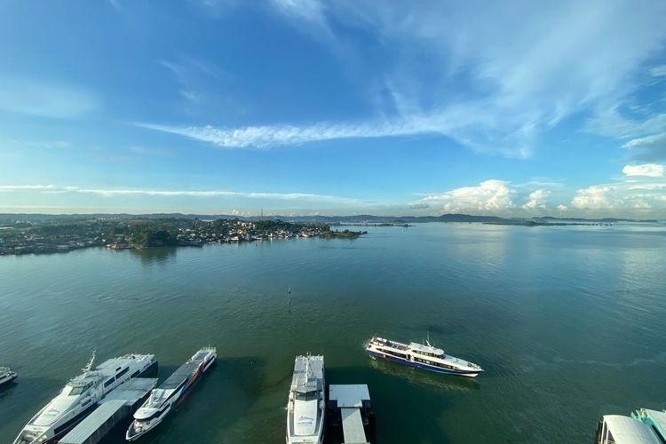 Pelabuhan Ferry Internasional Harbour Bay dilihat dari ketinggian melalui Marriot Batam Hotel