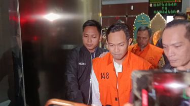 Bupati Cilacap Bungkam Saat Digiring ke Mobil Tahanan KPK