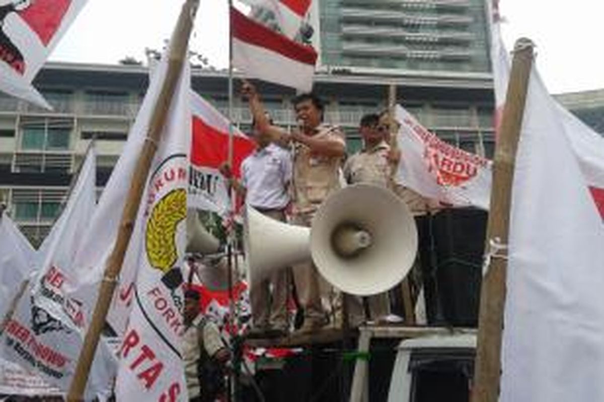 Zulfan, seorang pendukung Prabowo Subianto, dari Gardu Prabowo, saat berorasi di depan Bundaran HI, Jakarta Pusat, Kamis (21/8/2014).