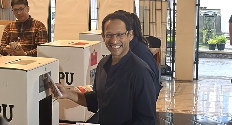 Bawa Istri dan Anak, Nadiem Makarim &ldquo;Nyoblos&rdquo; di TPS yang Sama dengan JK