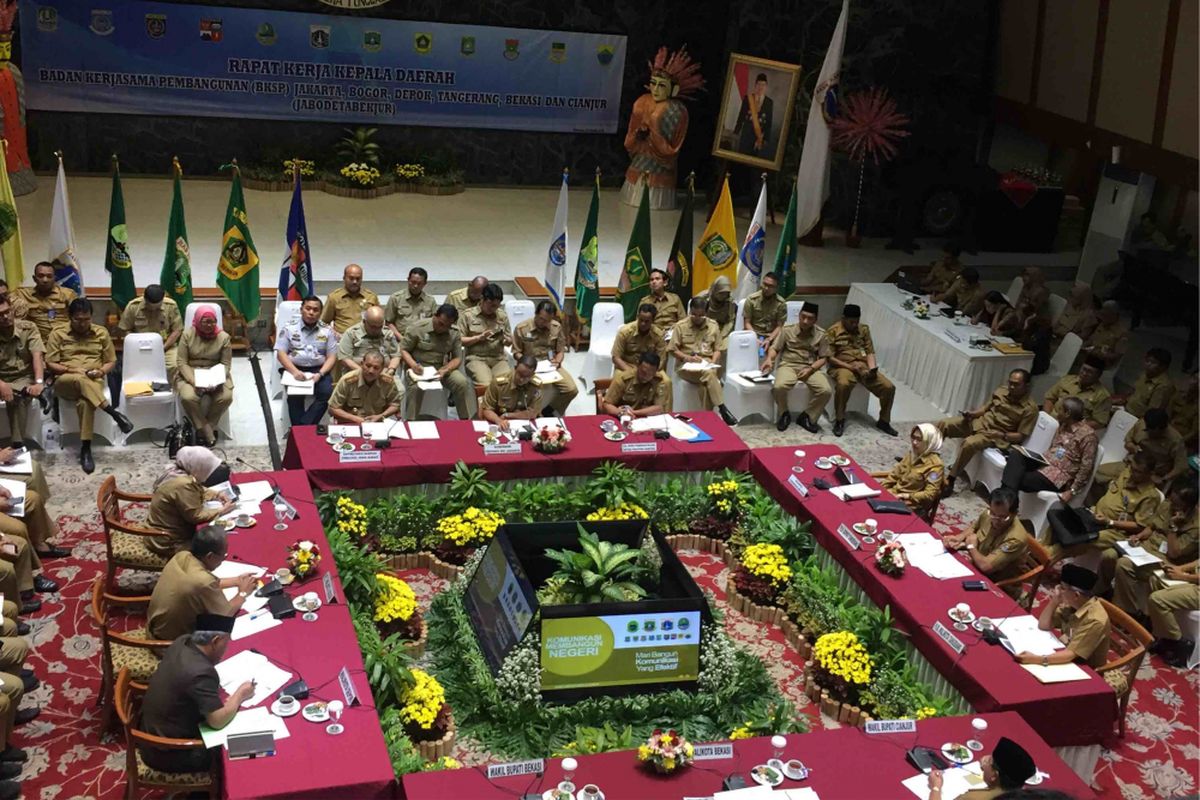 Rapat kerja badan kerja sama pembangunan (BKSP) wilayah Jakarta. Bogor, Depok, Tangerang, Bekasi, Cianjur tahun 2018 di Balai Kota DKI Jakarta, Selasa (3/4/2018)