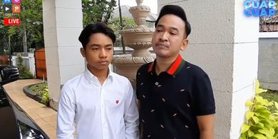 Pembawa acara Ruben Onsu (kanan) mendampingi putranya, Betrand Peto, menjalani tes wawancara masuk sebuah SMA internasional di Jakarta.