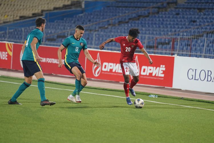 Aksi penyerang timnas U23 Indonesia saat menghadapi Australia pada laga Kualifikasi Piala Asia U23 2022 di Tajikistan pada Selasa (26/10/2021).