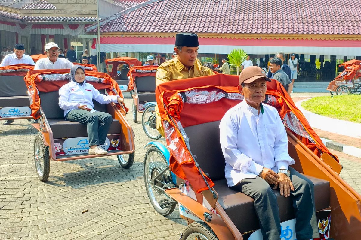 Bupati Bangkalan, Lukman Hakim saat mencoba becak listrik di halaman Pendopo Agung, Kabupaten Bangkalan, Senin (14/7/2025). 