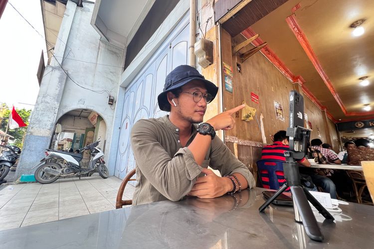 Konten kreator Firly Adhyatma Rusli (@firlyafro), sedang melakukan live di platform TikTok dalam rangka Kampanye Jelajah #SerunyaIndonesia, di Pemantang Siantar, Sumatera Utara, Rabu (10/8/2022). Selama penjelajahan itu, para kreator akan mengeksplor destinasi wisata sekaligus mengajak audiens untuk jalan-jalan virtual melalui TikTok Live. 