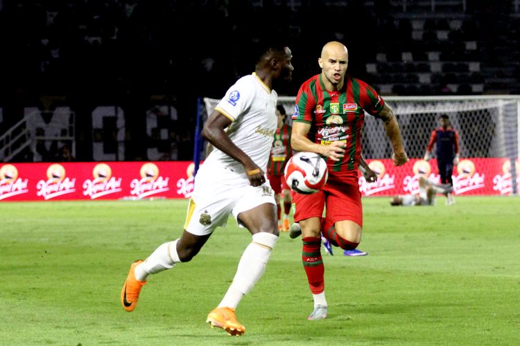 Pemain Persebaya Surabaya Risto Mitrevski ditempel ketat pemain Bhayangkara Presisi Lampung FC saat laga pekan ke-21 Super League 2025-2026 di Stadion Gelora Bung Tomo Surabaya, Jawa Timur, Sabtu (14/2/2026) malam.