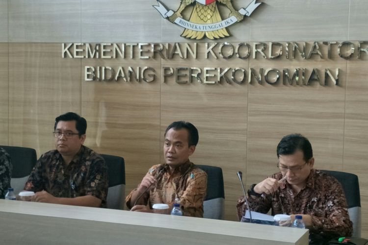 Sekretaris Kementerian Koordinator Bidang Perekonomian (Sesmenko) Susiwijono (kedua dari kanan) dalam jumpa pers di Kantor Kemenko Perekonomian, Jakarta, Jumat (21/12/2018)