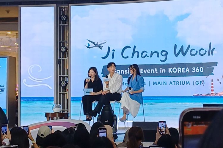 Aktor Korea Selatan Ji Chang Wook (tengah) saat acara fansign bersama KOREA 360, di Main Atrium Lotte Mall, Jakarta Selatan, Minggu (12/5/2024).