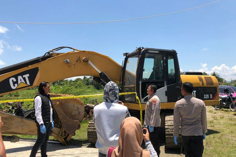 Kapolres Pulau Buru AKBP Egia F Kusumawiatmaja melihat langsung barang bukti exavator yang disita dari kawasan Gunung Botak, Selasa (14/3/2023)