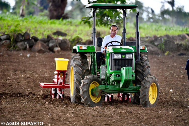 Presiden Joko Widodo mengendarai traktor saat melakukan penanaman jagung di Kabupaten Jeneponto, Sulawesi Selatan, Selasa (23/11/2021). Kepala Negara berharap, dengan makin banyak petani yang menanam jagung, kebutuhan jagung secara nasional dapat tercukupi.