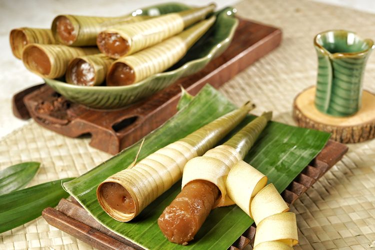 Clorot atau jelurut, kue tradisional yang bisa ditemui di beberapa daerah Indonesia. 