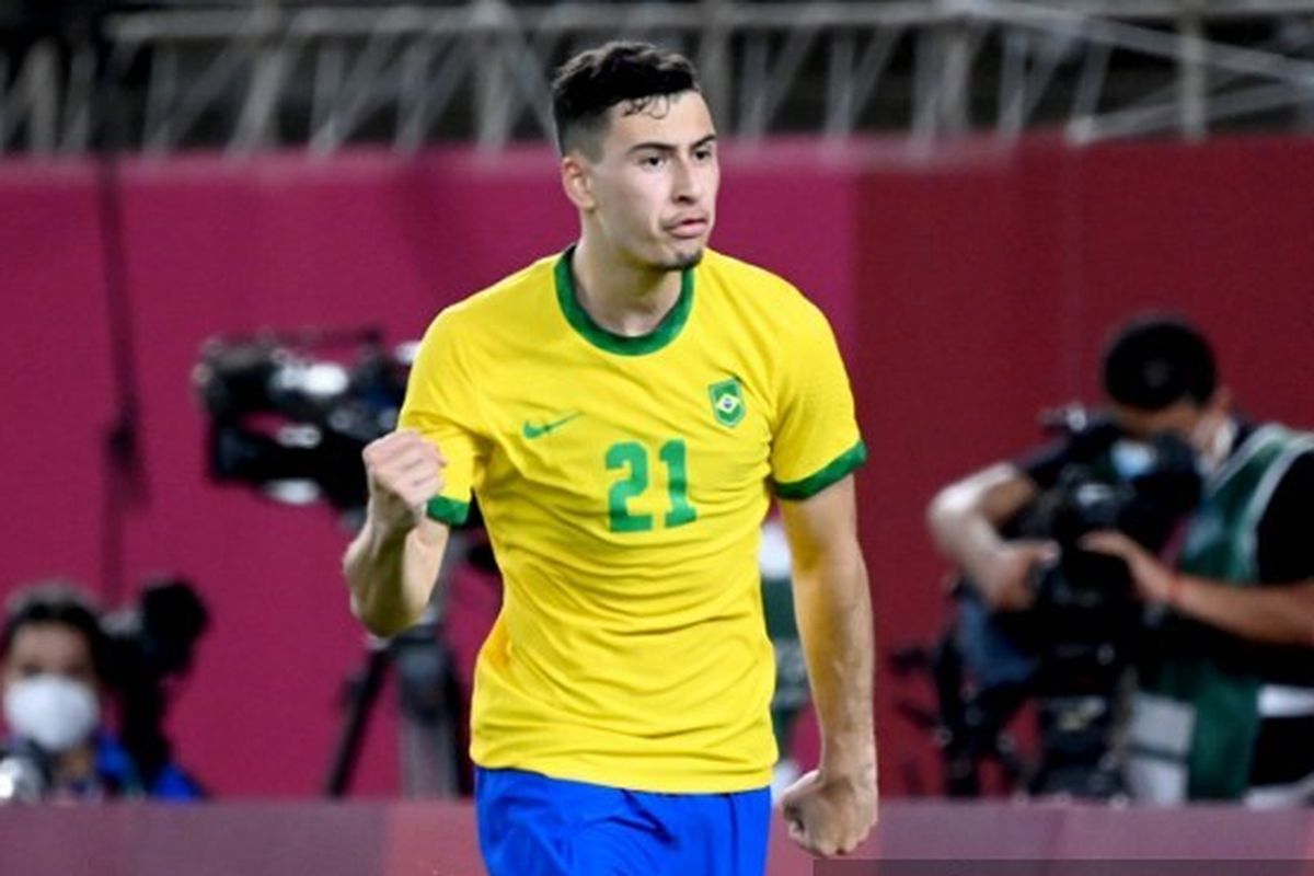 Pemain timnas Brasil Gabriel Martinelli berselebrasi usai mencetak gol via penalti dalam laga semifinal Olimpiade Tokyo 2020 melawan Meksiko di Ibaraki Stadium, 3 Agustus 2021. Terkini, Martinelli masuk skuad timnas Brasil untuk Piala Dunia 2022.