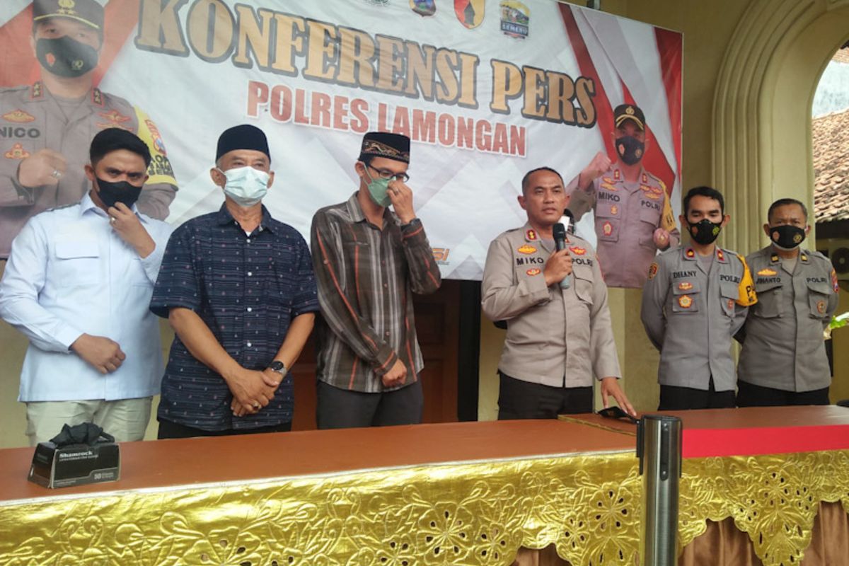 Kapolres Lamongan AKBP Miko Indrayana (tengah) bersama Andrianto dan keluarga, saat memberikan keterangan kepada awak media di Mapolsek Babat, Kamis (13/1/2022).