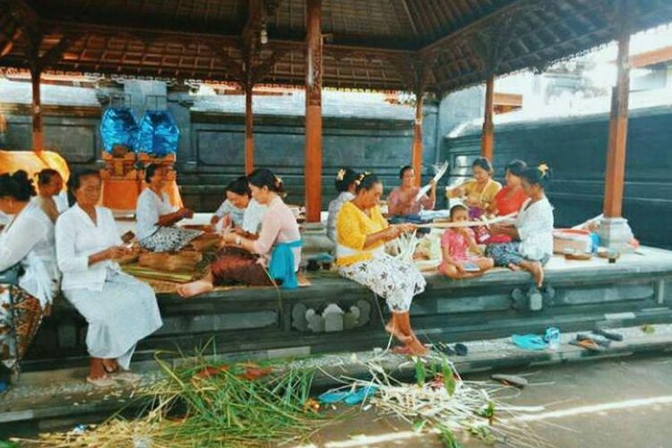 Tradisi Ngayah adalah kegiatan gotong royong yang berasal dari daerah Bali. 