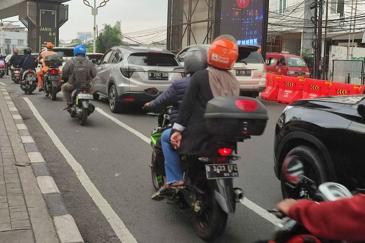 Uji coba rekayasa lalu lintas diberlakukan di kawasan Cipete, Kecamatan Cilandak, Jakarta Selatan, Jumat (30/9/2022), dikeluhkan sejumlah warga. Warga menilai aturan rekayasa lalin ini justru membuat kemacetan.