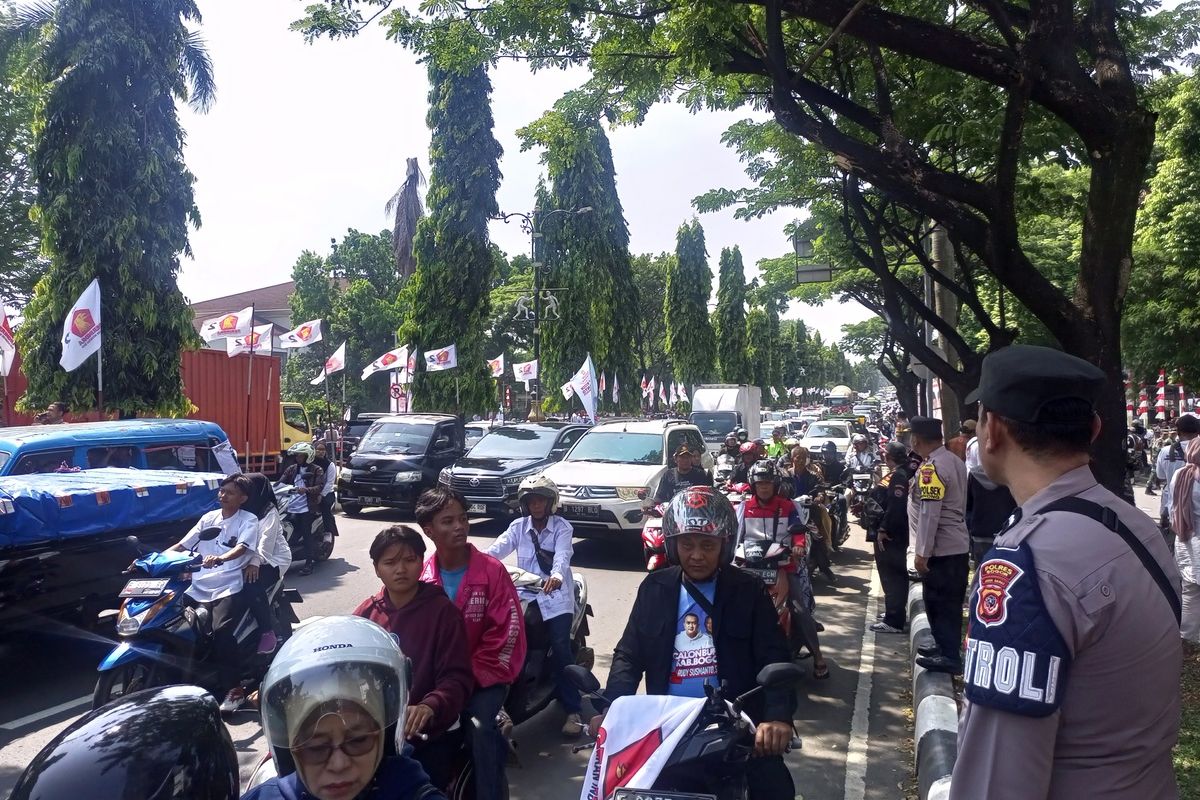 Situasi arus lalu lintas mengalami kepadatan imbas ribuan simpatisan mengantar pasangan calon Bupati dan wakil Bupati Bogor Rudy Susmanto-Jaro Ade ke KPU, Kabupaten Bogor, Jawa Barat, Kamis (29/8/2024).