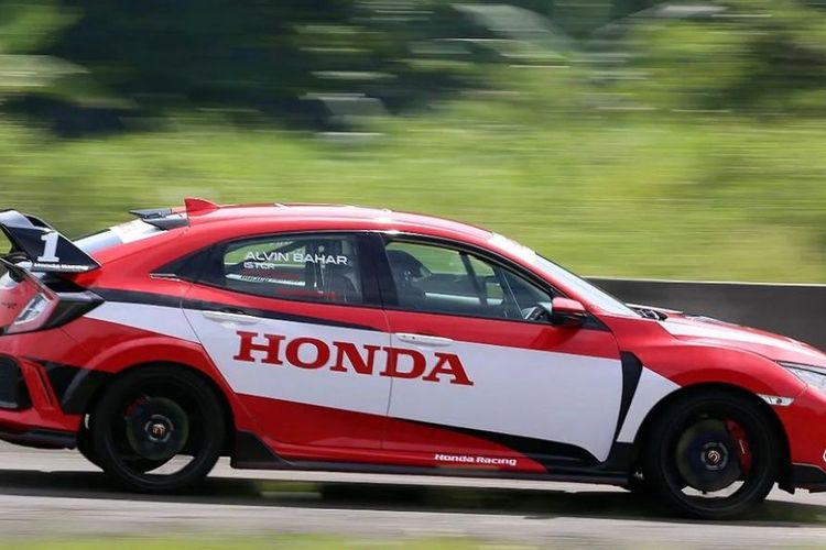 Pembalap muda Honda Racing Indonesia saat melintas di lapangan permainan.