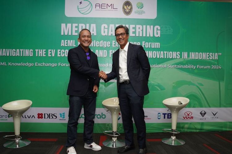 Executive Director Institutional Banking Group PT Bank DBS Indonesia Heru Hatman (kiri) menjelaskan, sebagai lembaga keuangan pertama yang bergabung, Bank DBS Indonesia membawa perspektif penting. Keikutsertaan Bank DBS Indonesia dalam AEML dapat memberikan solusi pembiayaan yang mudah diakses serta inovatif untuk mempercepat adopsi dan keberhasilan EV secara global. 